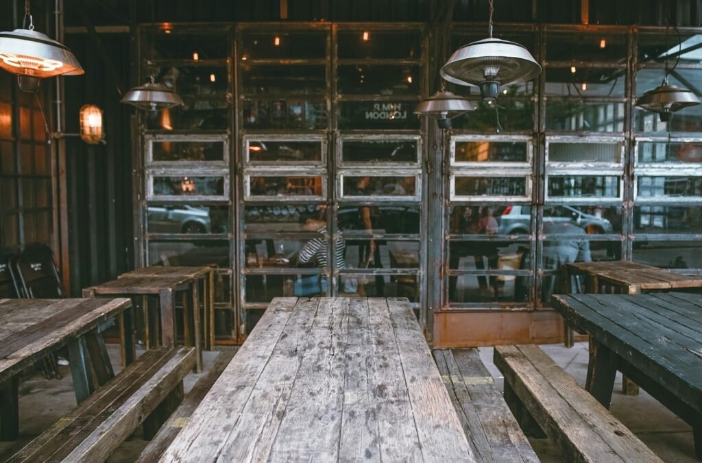 un bar con detalles de madera