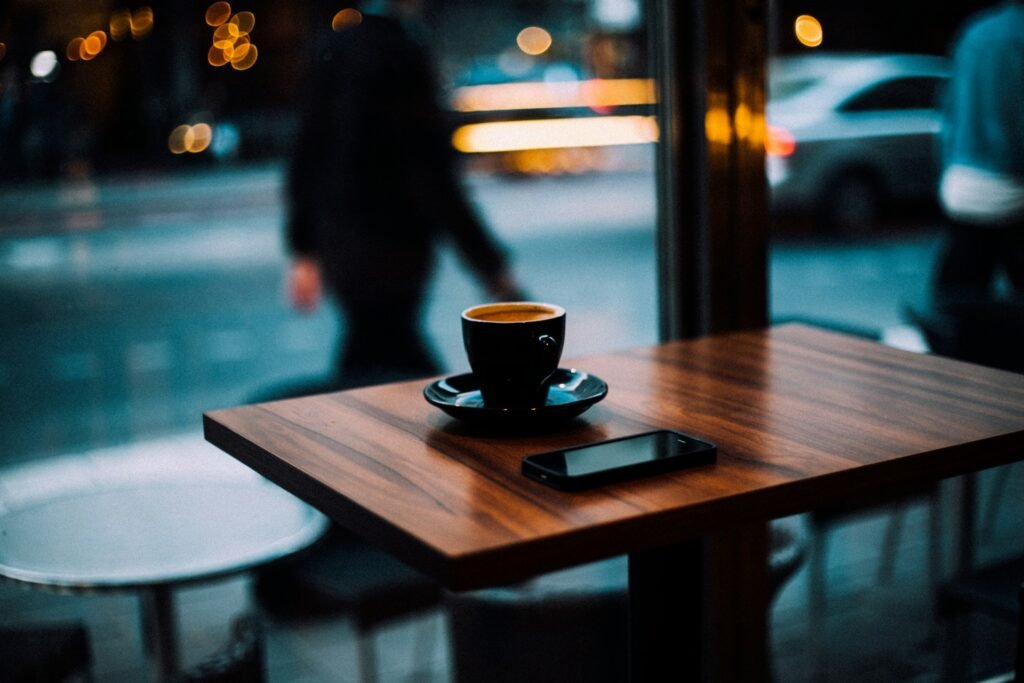 mesa de café hecha de madera que tiene de fondo una ciudad