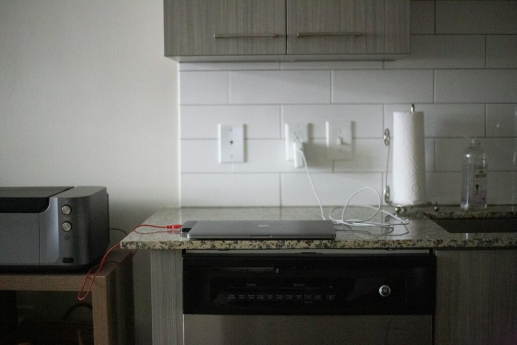 una cocina conformada por un horno, una tostadora y un microondas.