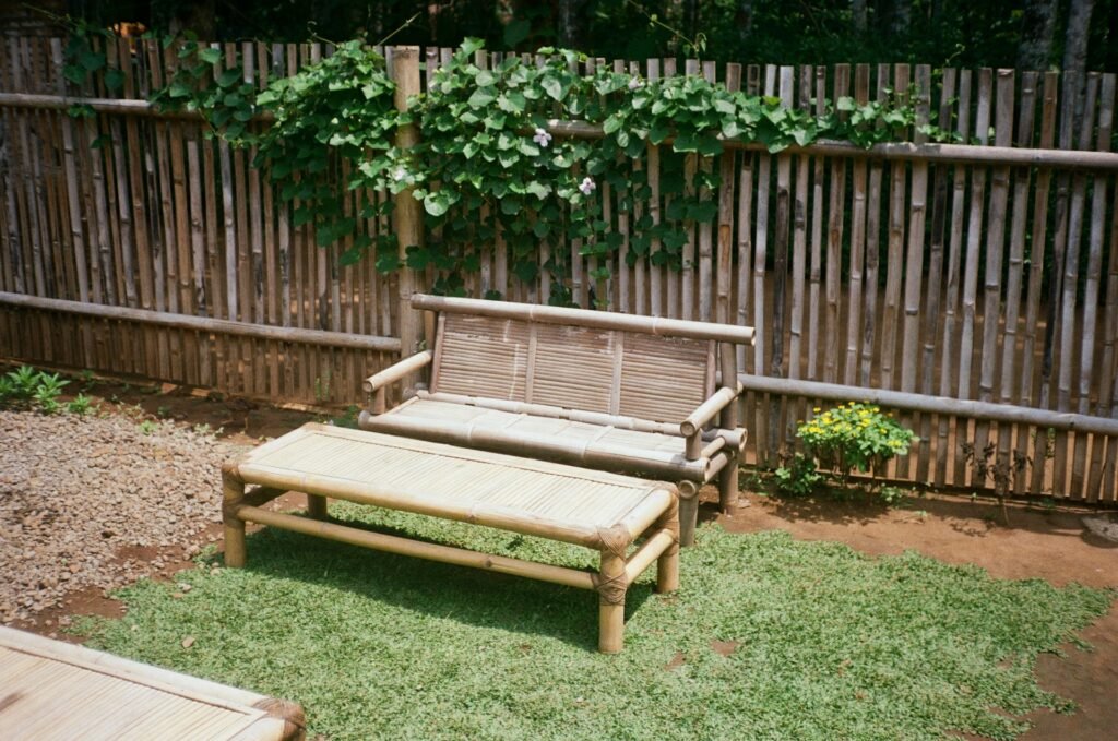 un jardin el cual tiene un sofa modular hecho con palets