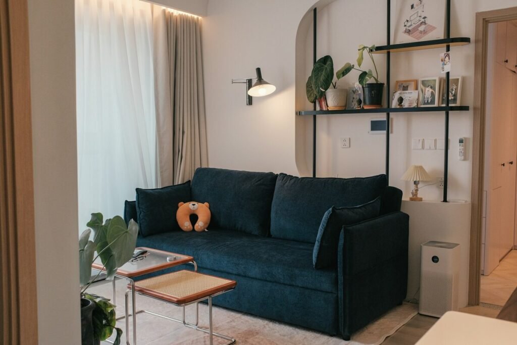 Muebles multifuncionales para salas pequeñas - Sofá cama y mesa plegable | HogarVivo