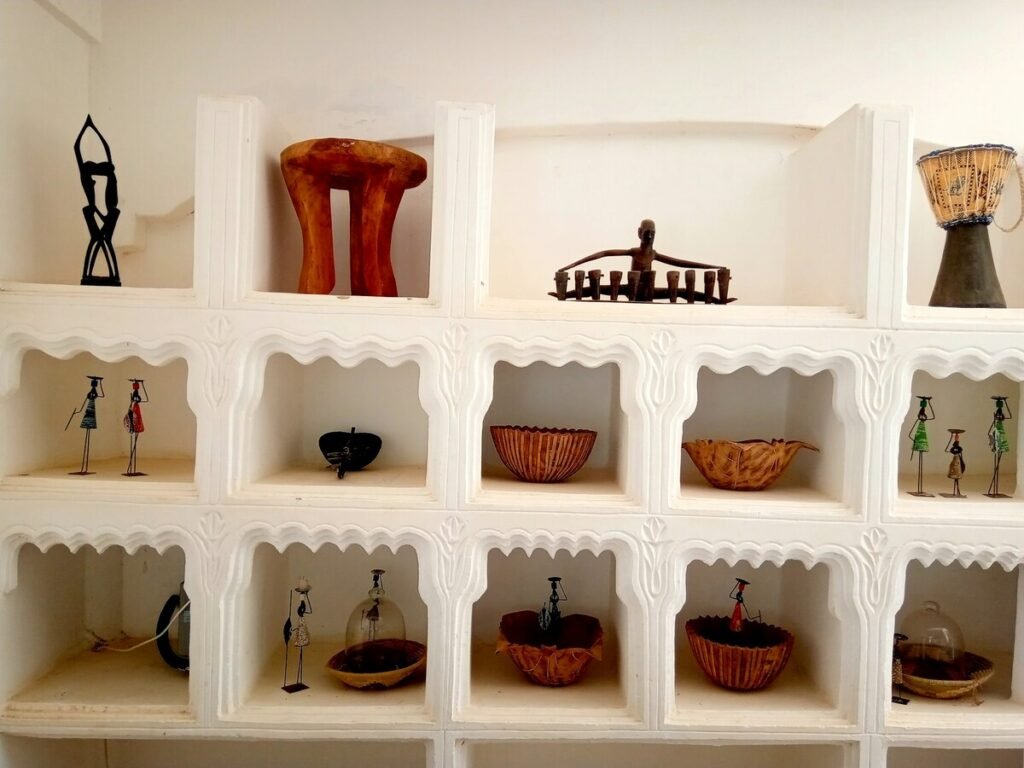 Organización de sala de estar con cestas y muebles modulares | HogarVivo