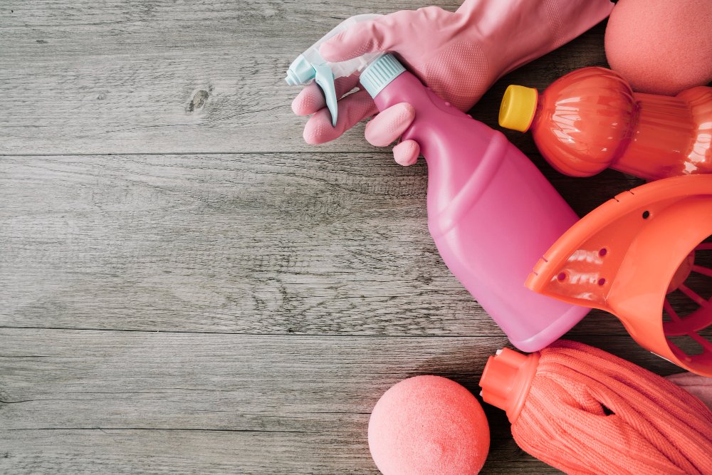 Preparación segura de palets para camas de perros: Limpieza de palets