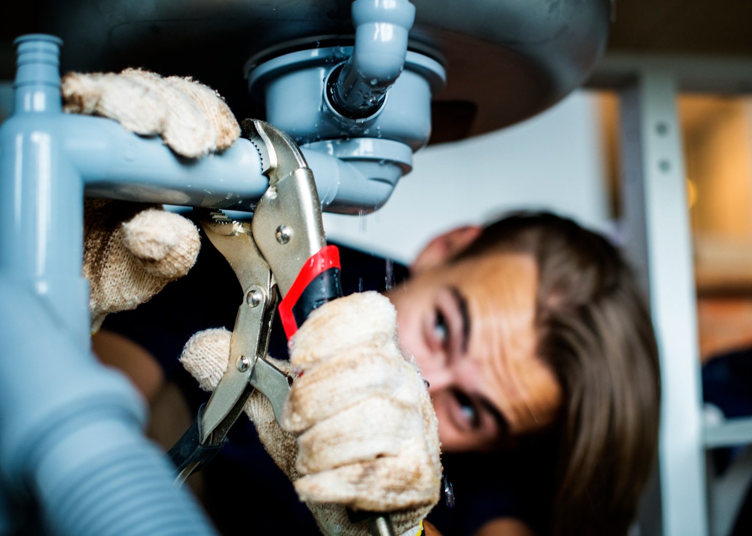 Guía para reparar fugas de grifos sin plomero: herramientas y pasos | HogarVivo