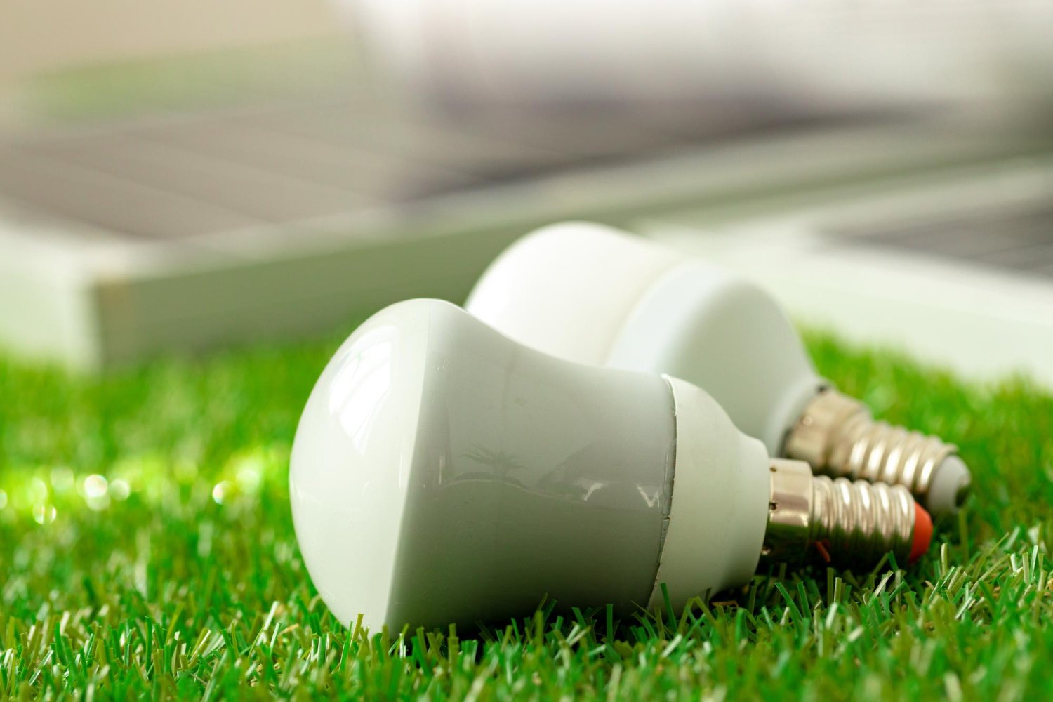 7 lámparas solares para patio más económicas: ahorro y estilo
