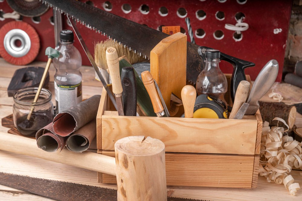 herramientas y materiales necesarios para la construccion de un compostador en casa.
