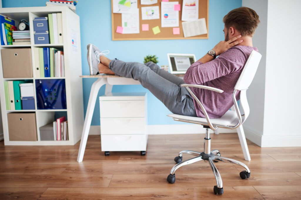 Silla ergonómica ajustable para espalda sana en pequeña oficina en casa