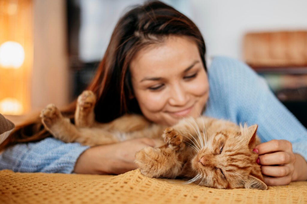 Guía práctica: 4 pasos para estimular el ronroneo con ambiente, contacto y nutrición