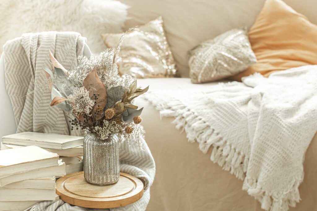 Boho Natural Chic: sala con telas livianas, sillón y un arreglo flores discreto.