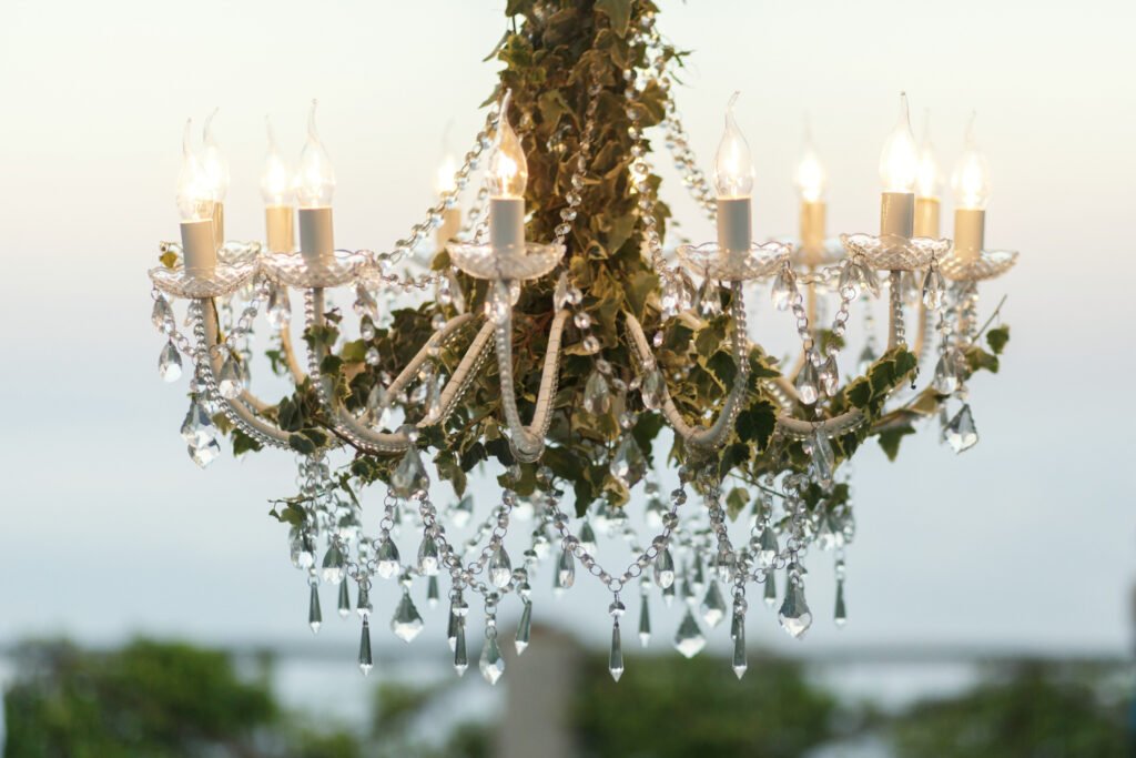 Jardín aéreo floral para fiestas: instalación colgante con luces LED