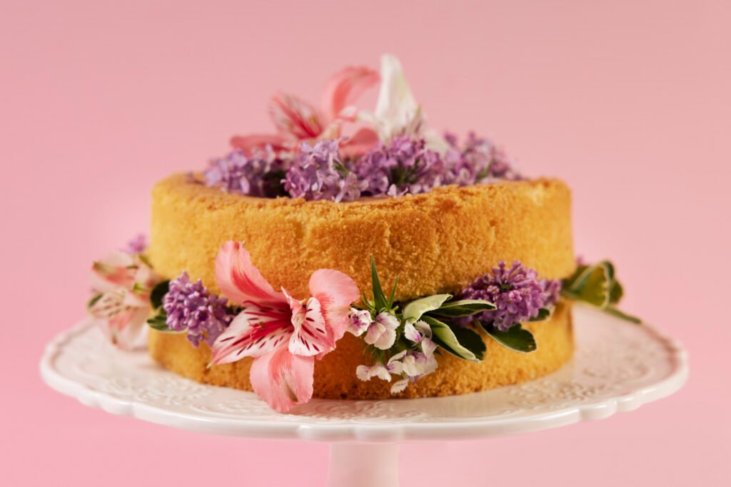 Pastel de cumpleaños con flores comestibles: guía de sabores y usos