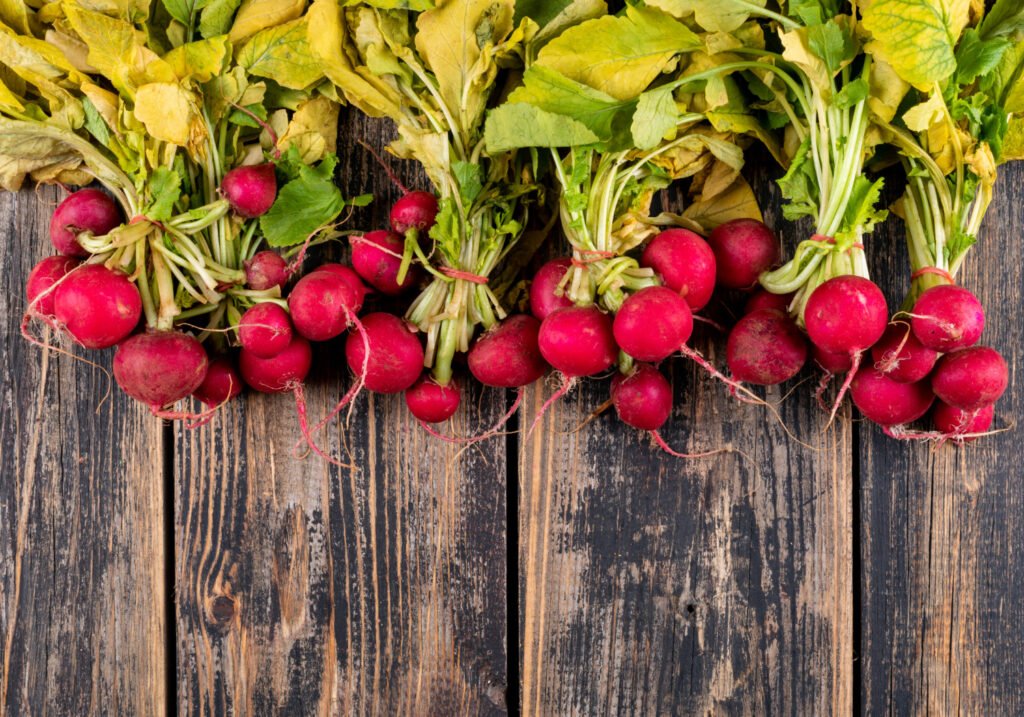 El rábano cherry bell es la mejor opción si todavía no haz decidido que plantar en tu huerto durante este mes; solo necesita de 25 a 30 días desde la siembra para cocecharlas, es amante de los suelos sueltos y frescos de 15–20 °C