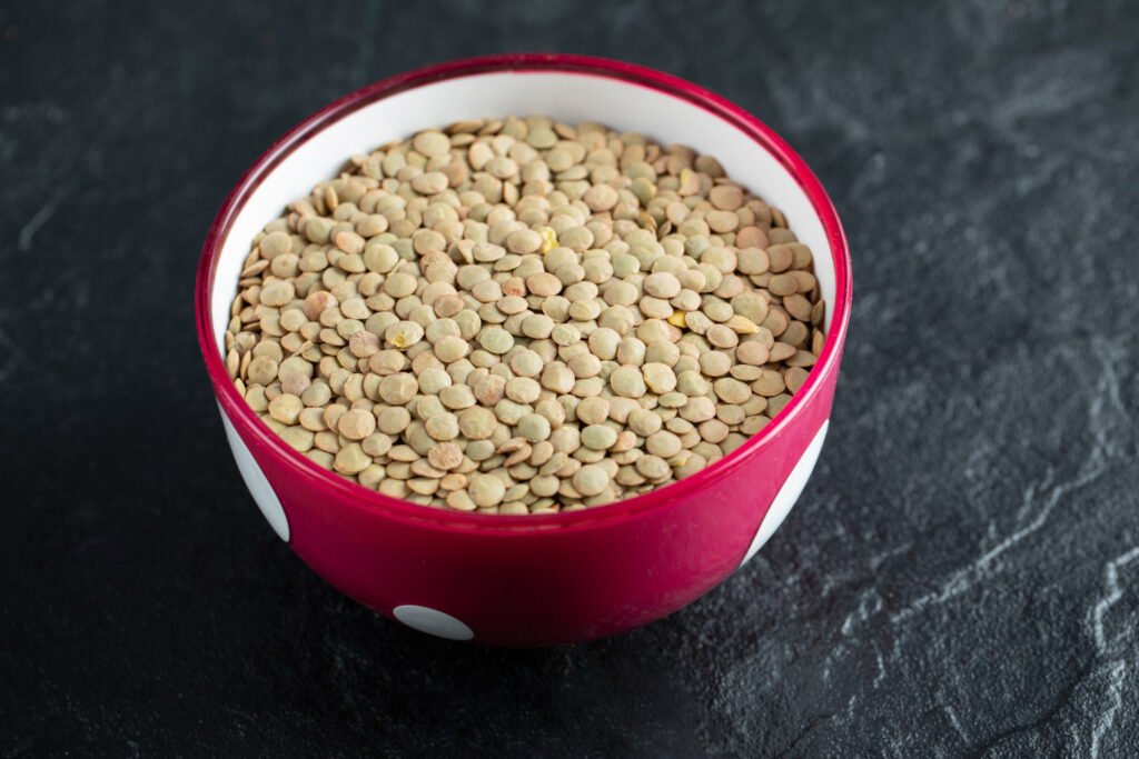 lentejas germinadas listas en un tazon para volverse un fertilizante para orquídeas casero una vez que se mezcle con agua y se licue