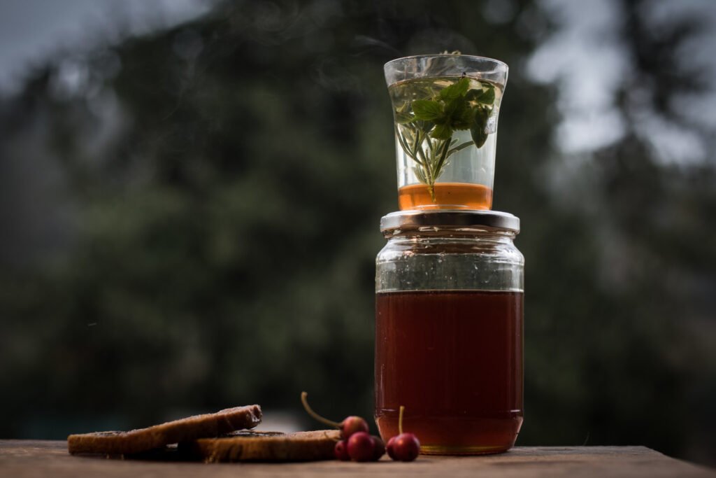 te de compost casero en un envase de vidrio al aire libre listo para usarse en tu jardín