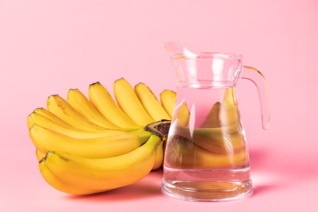 platanos al lado de una jarra adelante de un fondo rosa 