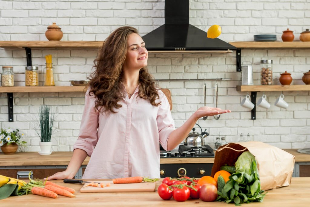 mujer en su cocina perfectamente optimizada para cocinar mas rápido y ahorrar energía en el proceso.