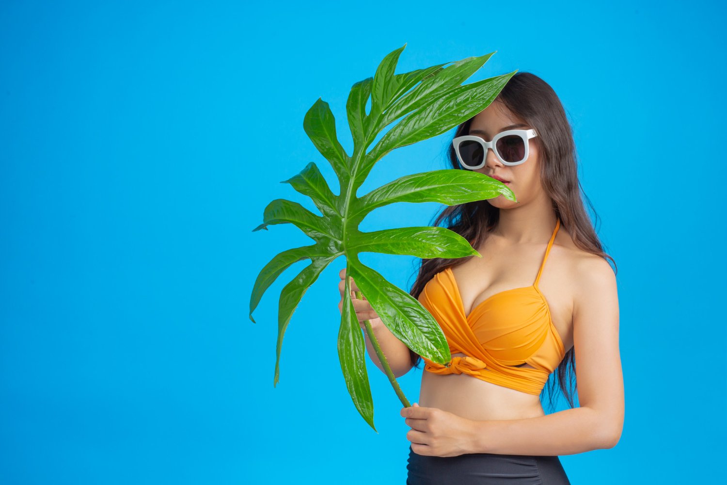 mujer apunto de irse de vacaciones ya que sabe como regar sus plantas mientras disfruta de sus vacaciones