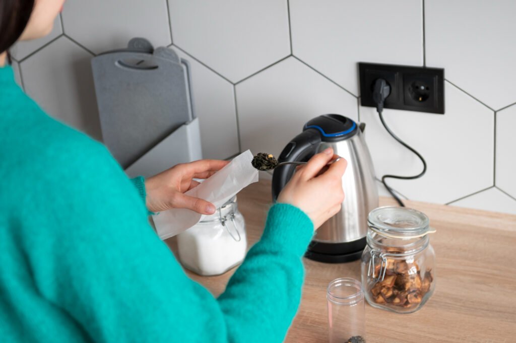 mujer desconectando los electrodomesticos que no esta usnado en su cocina, este es un buen consejo si quieres comenzar a ahorrar energía en casa