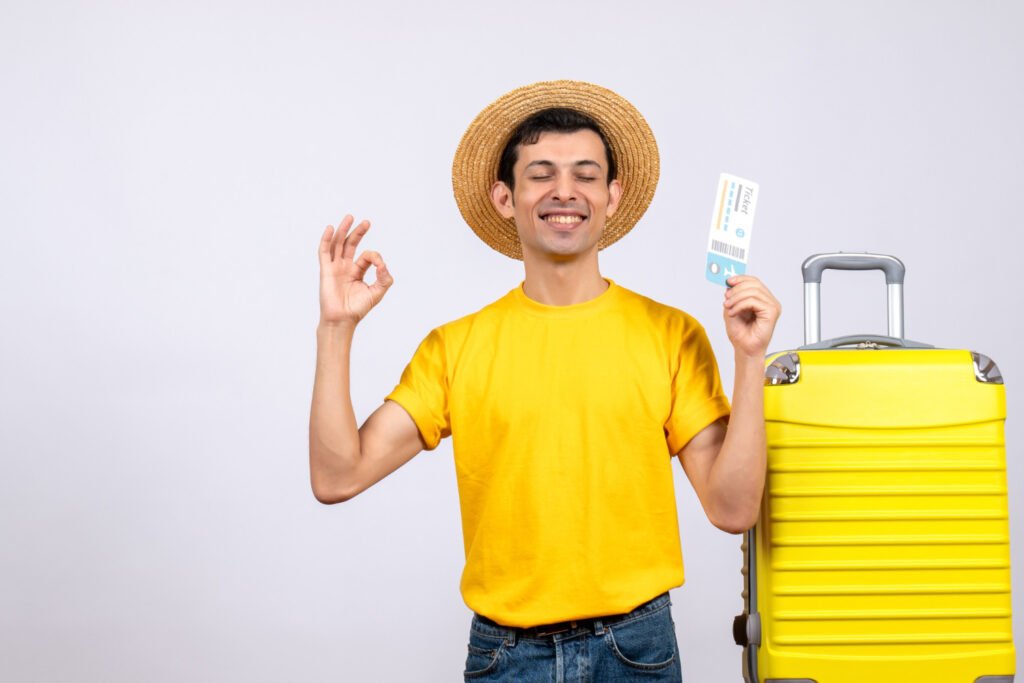 hombre con camisa amarilla preparandose para salir ya que sabe como regar sus plantas mientras esta de vacaciones.